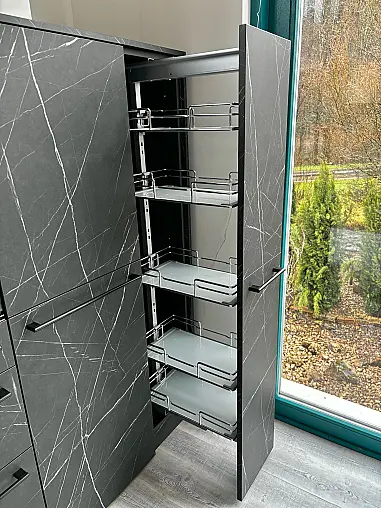 - Hochschrankzeile mit Kochinsel und Highboard - Marmoroptik und Nussbaum-Holznachbildung