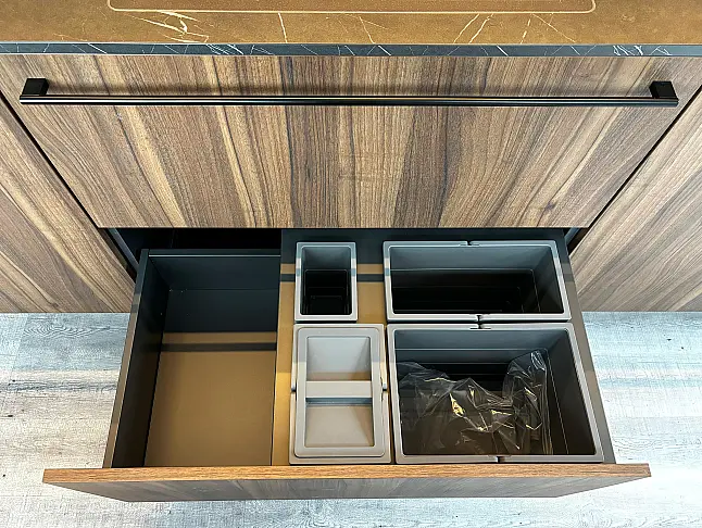 - Hochschrankzeile mit Kochinsel und Highboard - Marmoroptik und Nussbaum-Holznachbildung