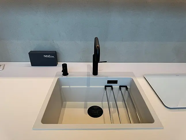 Ausstellungsküche Zeile mit kleiner Insel