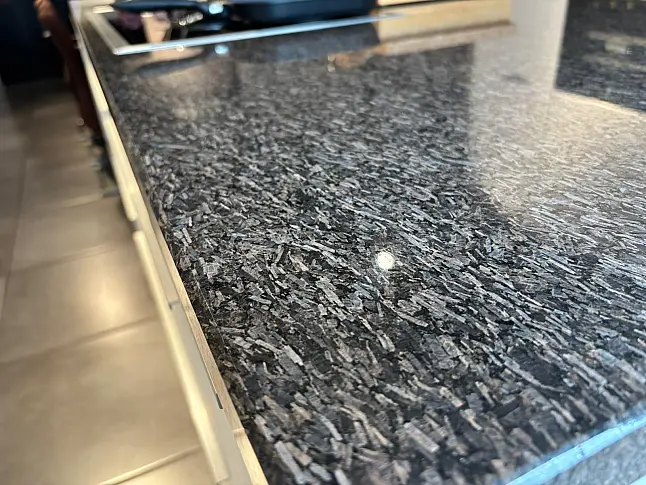 Echt-Glas Nolte-Küche mit massiven Granitarbeitsplatten