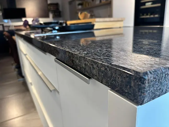 Echt-Glas Nolte-Küche mit massiven Granitarbeitsplatten
