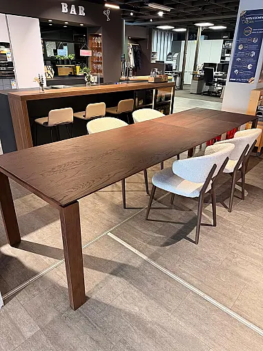 Nussbaum-Massivholztisch im Großformat