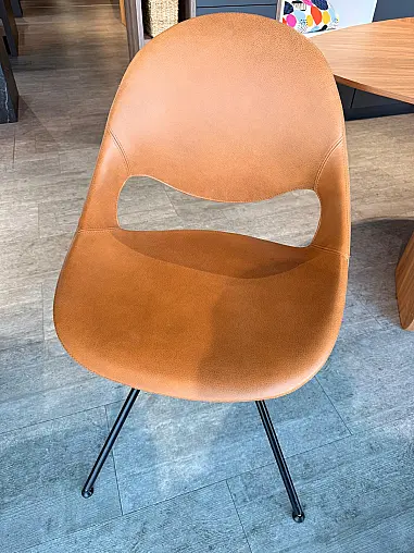 Eleganter Designstuhl in hochwertigem Echtleder mit modernem Metallgestell in Schwarz.