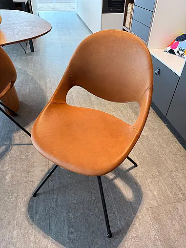 Eleganter Designstuhl in hochwertigem Echtleder mit modernem Metallgestell in Schwarz.