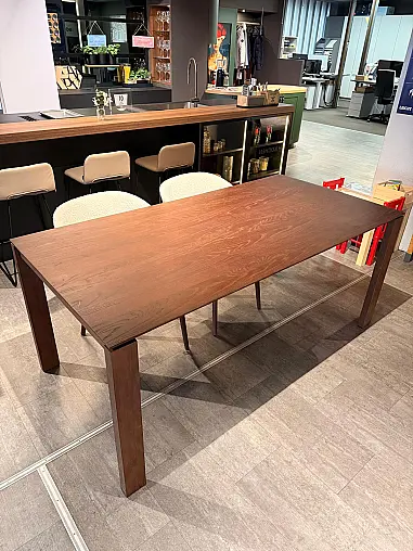 Nussbaum-Massivholztisch im Großformat