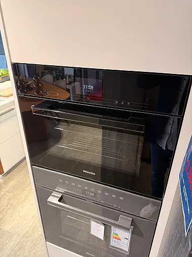 Hochwertiger Miele Combi-Dampfgarer aus unserer Küchenausstellung in sehr gutem Zustand. Nur zu Vorführzwecken genutzt, technisch einwandfrei.