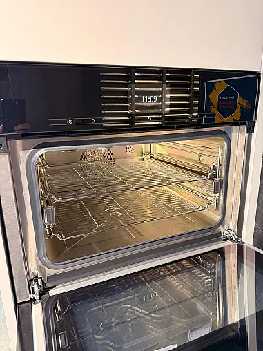 Hochwertiger Miele Combi-Dampfgarer aus unserer Küchenausstellung in sehr gutem Zustand. Nur zu Vorführzwecken genutzt, technisch einwandfrei.