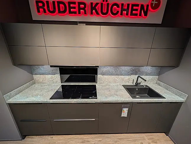 Häcker Vegas Braun Metallic Lacklaminat Küche mit Bosch Geräten