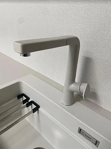 Elegante L- Küche Sandbeige seidenmatt