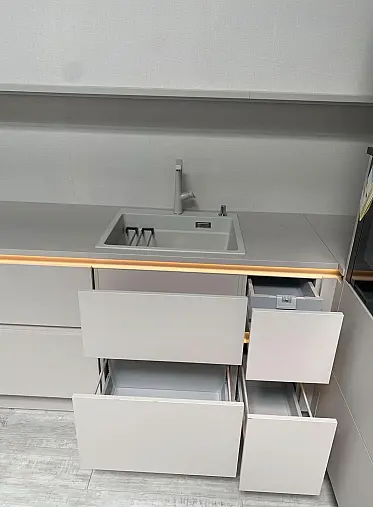 Elegante L- Küche Sandbeige seidenmatt