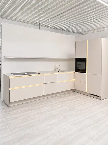 Elegante L- Küche Sandbeige seidenmatt