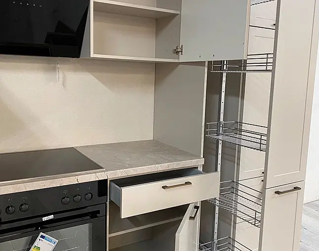Stilvolle Küchenzeile mit Vollauszügen