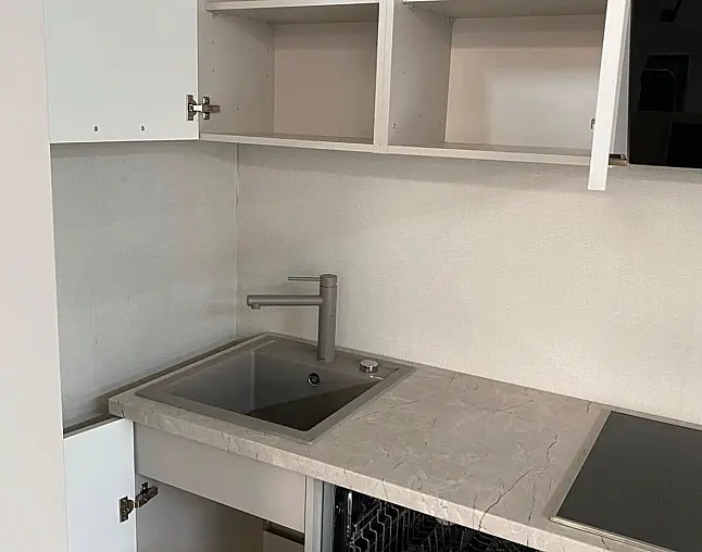 Stilvolle Küchenzeile mit Vollauszügen
