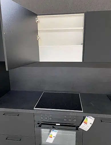 Zeitlose Küchenzeile in schwarz supermatt