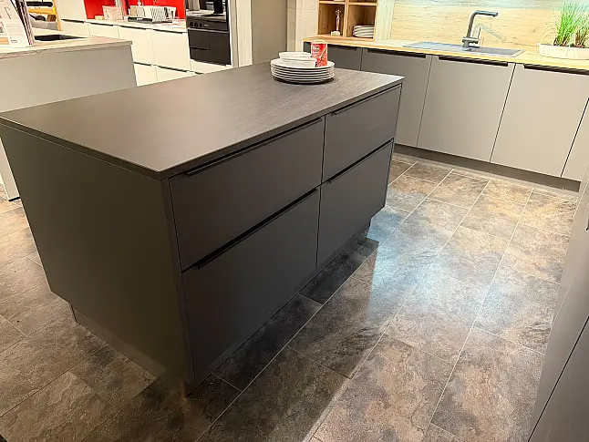 Moderne Winkelküche mit maximalen Stauraum und Arbeitsinsel