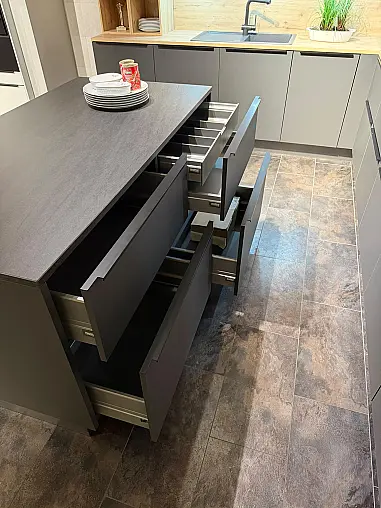 Moderne Winkelküche mit maximalen Stauraum und Arbeitsinsel