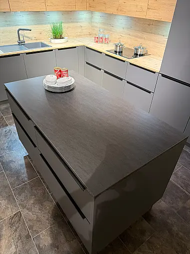Moderne Winkelküche mit maximalen Stauraum und Arbeitsinsel