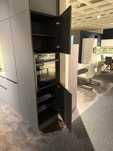 Moderne Winkelküche mit maximalen Stauraum und Arbeitsinsel