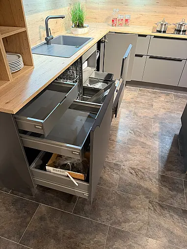 Moderne Winkelküche mit maximalen Stauraum und Arbeitsinsel