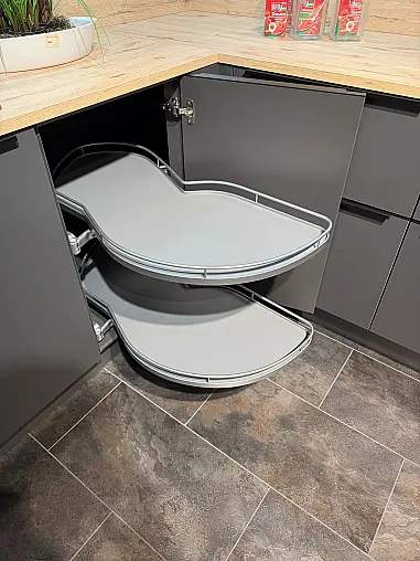 Moderne Winkelküche mit maximalen Stauraum und Arbeitsinsel