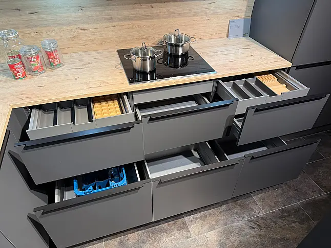 Moderne Winkelküche mit maximalen Stauraum und Arbeitsinsel