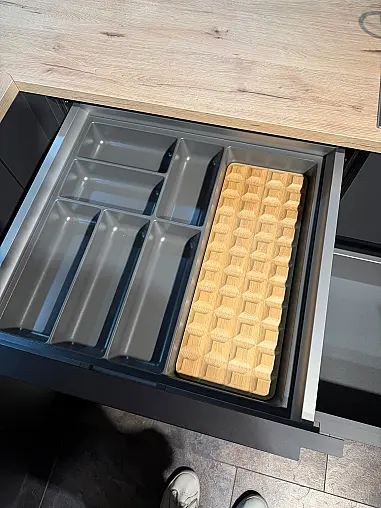 Moderne Winkelküche mit maximalen Stauraum und Arbeitsinsel
