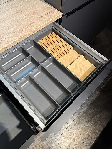 Moderne Winkelküche mit maximalen Stauraum und Arbeitsinsel