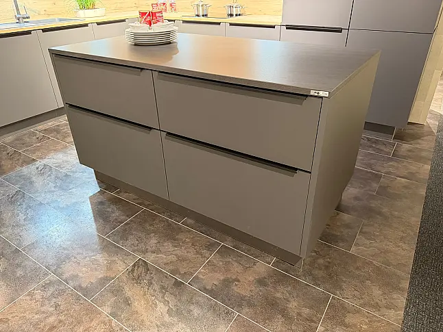 Moderne Winkelküche mit maximalen Stauraum und Arbeitsinsel