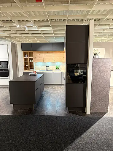 Moderne Winkelküche mit maximalen Stauraum und Arbeitsinsel