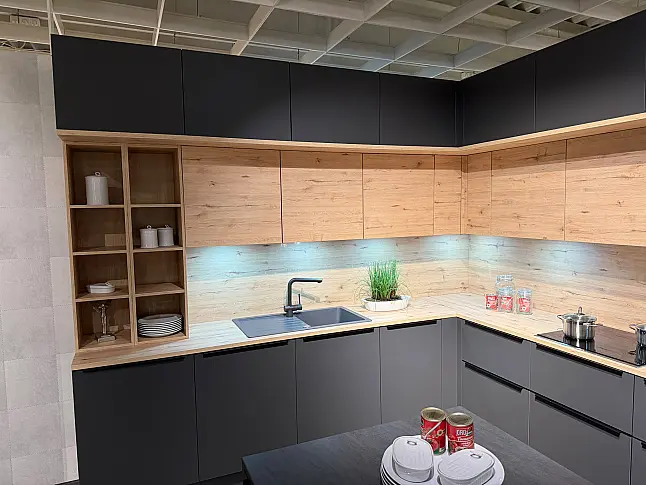 Moderne Winkelküche mit maximalen Stauraum und Arbeitsinsel