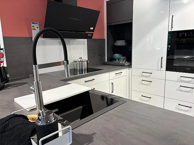 elegante Küche mit Beton schiefergrau kombiniert