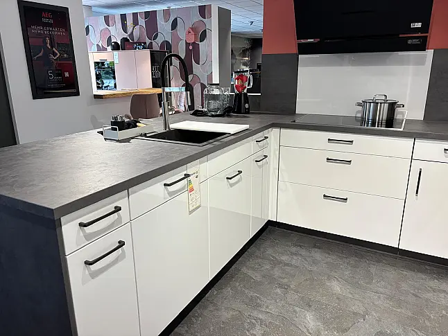 elegante Küche mit Beton schiefergrau kombiniert