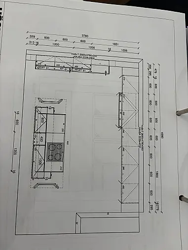 AV 2045 Hochwertige Ausstellungsküche Grifflos in Marmor dunkel