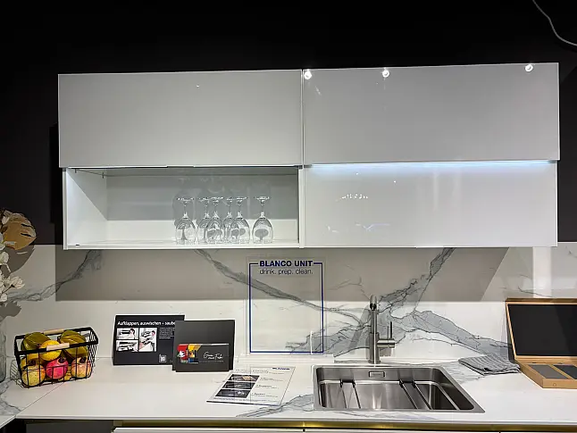Modern, elegant und zeitlose Küche mit ESG Glasfronten weiß glänzend