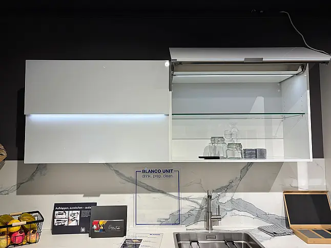 Modern, elegant und zeitlose Küche mit ESG Glasfronten weiß glänzend
