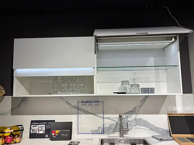 Modern, elegant und zeitlose Küche mit ESG Glasfronten weiß glänzend