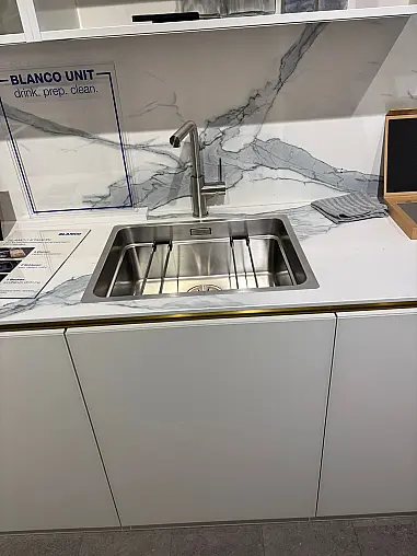 Modern, elegant und zeitlose Küche mit ESG Glasfronten weiß glänzend