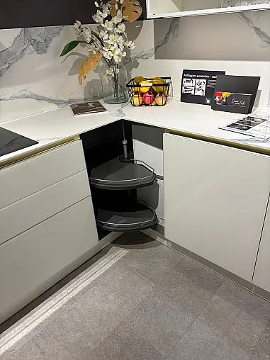 Modern, elegant und zeitlose Küche mit ESG Glasfronten weiß glänzend