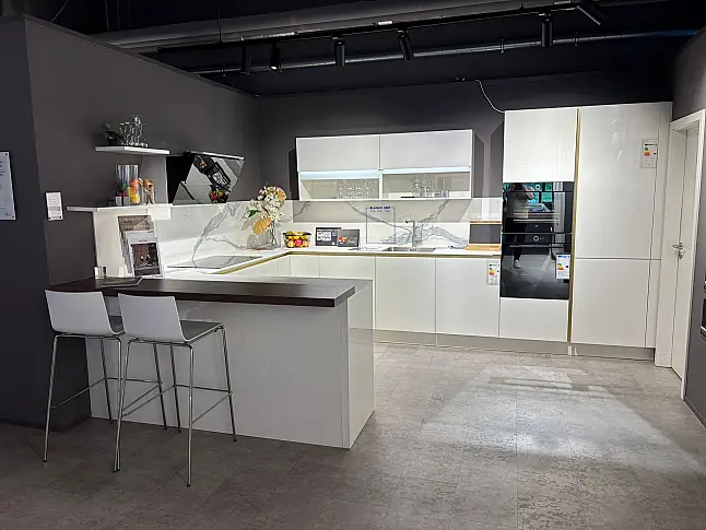 Modern, elegant und zeitlose Küche mit ESG Glasfronten weiß glänzend