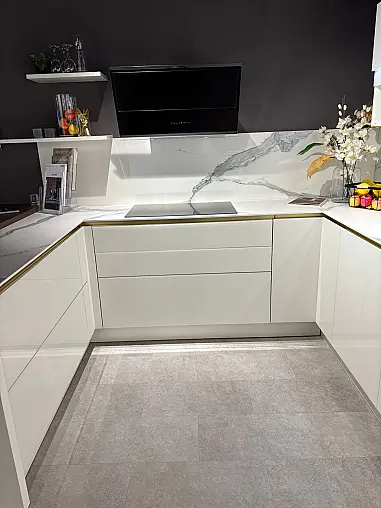 Modern, elegant und zeitlose Küche mit ESG Glasfronten weiß glänzend