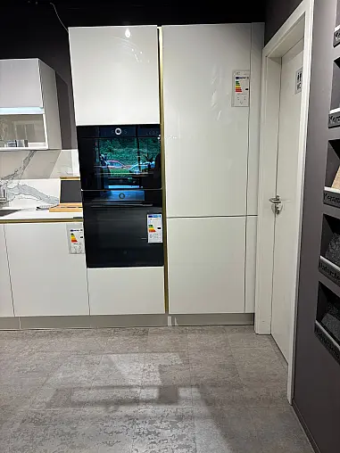 Modern, elegant und zeitlose Küche mit ESG Glasfronten weiß glänzend