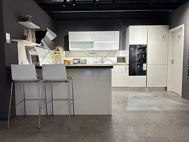 Modern, elegant und zeitlose Küche mit ESG Glasfronten weiß glänzend
