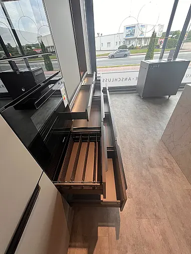 Ausstellungsküche mit viel Stauraum