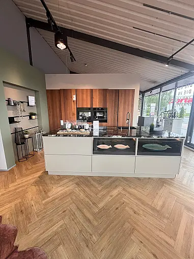 Ausstellungsküche mit Natursteinplatte
