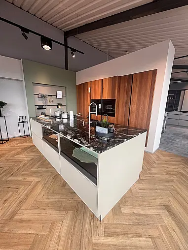 Ausstellungsküche mit Natursteinplatte