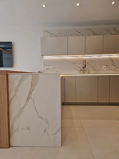 Exklusive Designküche mit Neolith-Keramik, Blanco CHOICE und