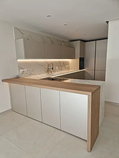 Exklusive Designküche mit Neolith-Keramik, Blanco CHOICE und