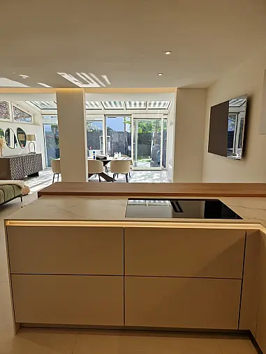 Exklusive Designküche mit Neolith-Keramik, Blanco CHOICE und