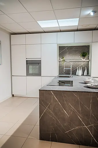 Grifflosküche in T-Form mit Organic-Glas-Fronten in Arctisweiß