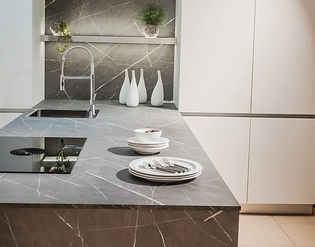 Grifflosküche in T-Form mit Organic-Glas-Fronten in Arctisweiß
